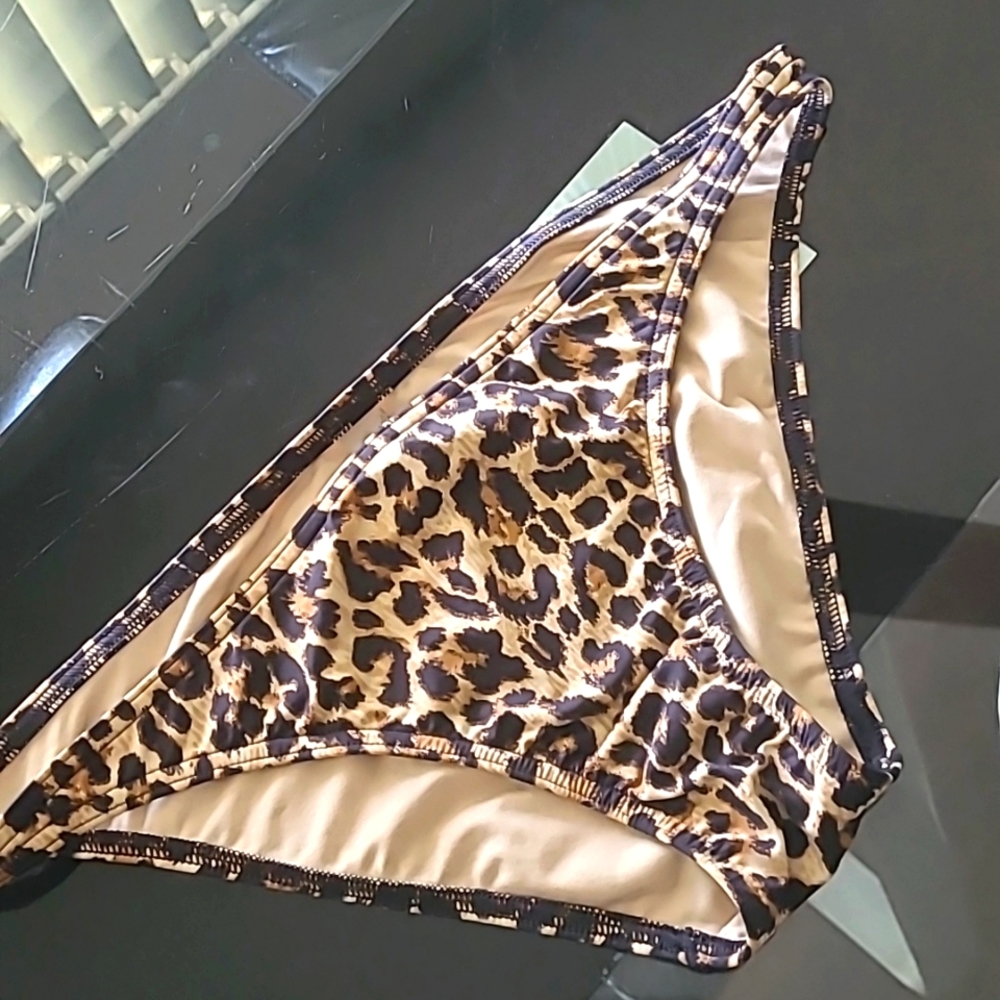 Victoria's Secret botton bikini  size S/ leopard print 🐆